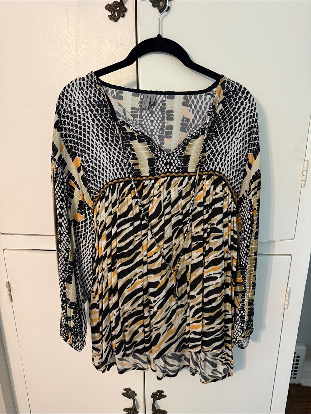 Blank London Womens Mixed-Print V-Neck Tunic in Black, White & Gold